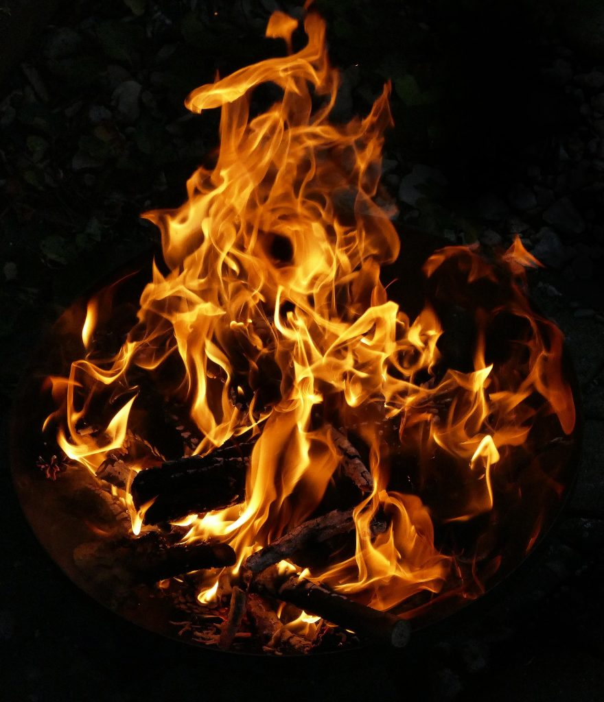 Feuerschale mit Feuer