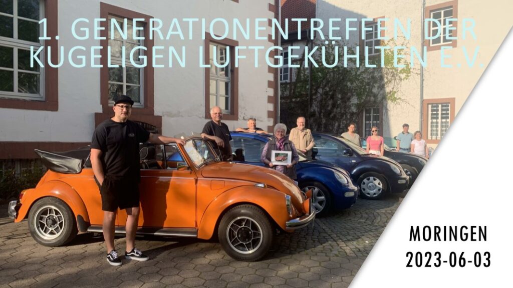 Fahrzeuge und Mitglieder des Veriens Kugeliger Luftgekühlter e.V. vor Rathaus Moringen